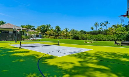 Vibrant Emerald Abode 8