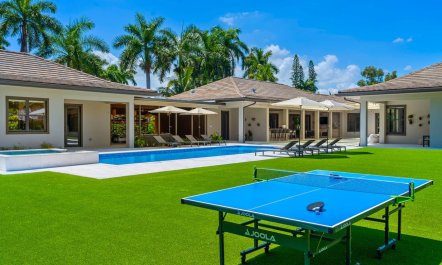 Vibrant Emerald Abode 5