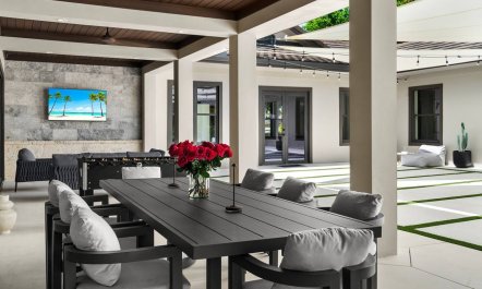 Vibrant Emerald Abode 9