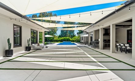 Vibrant Emerald Abode 6