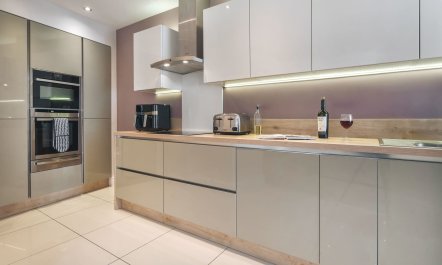 Victoria of the Lakes 9