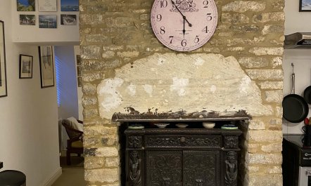 Quaint Courtyard Cottage 6