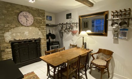 Quaint Courtyard Cottage 3