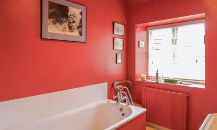 Quaint Courtyard Cottage 9