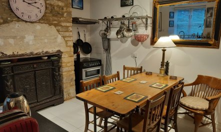 Quaint Courtyard Cottage 8