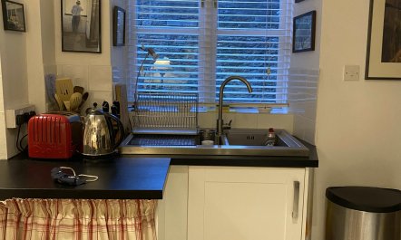 Quaint Courtyard Cottage 7