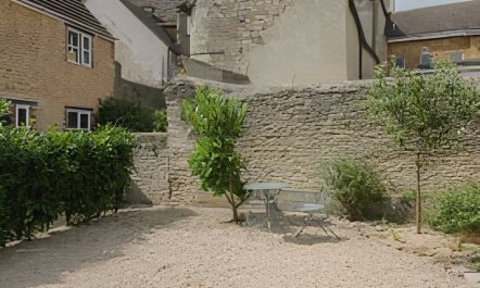 Quaint Courtyard Cottage 1