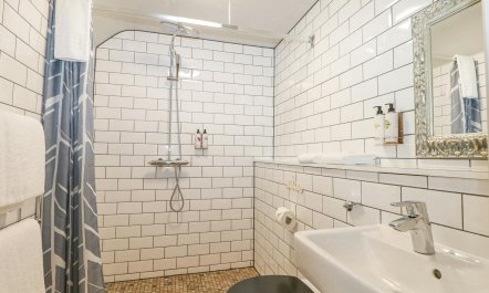 The Shooting Lodge 9