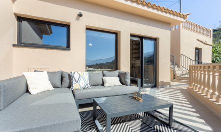 Blue & White Splendour 8