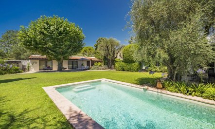 Poolside in Mougins 2