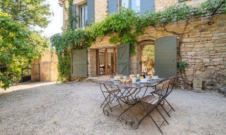 Bonnieux Blooms