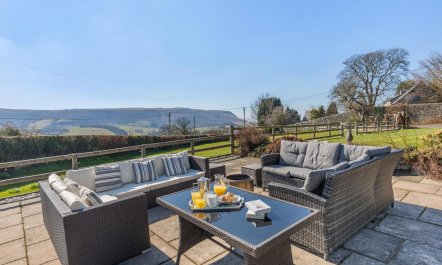 5 Bed in Hundred House 2