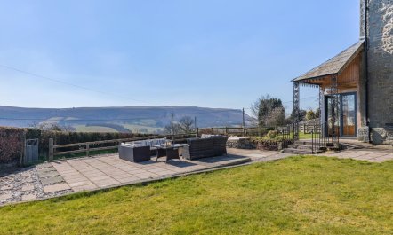 5 Bed in Hundred House 1