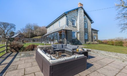 5 Bed in Hundred House