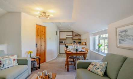 3 Bed in Whitstone 1