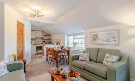 3 Bed in Whitstone 2