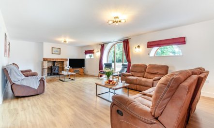 6 Bed in Three Holes 7