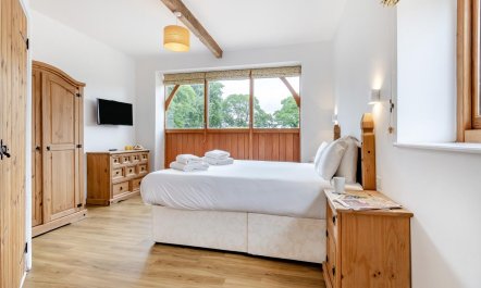 6 Bed in Three Holes 9