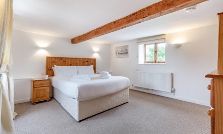 6 Bed in Three Holes 3