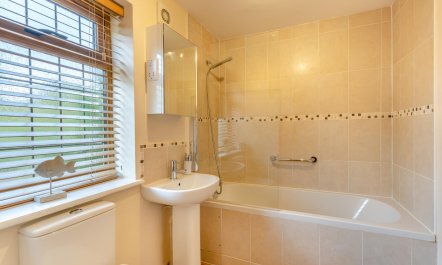 3 Bed in East Mills 9