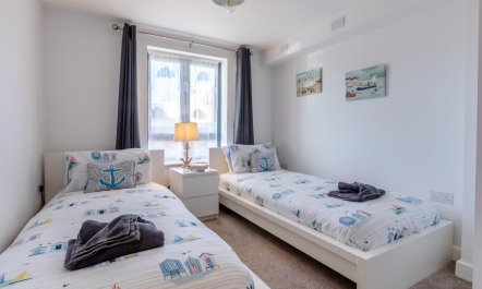 2 Bed in West Bay 8
