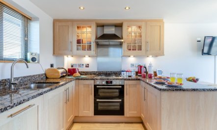 2 Bed in West Bay 5