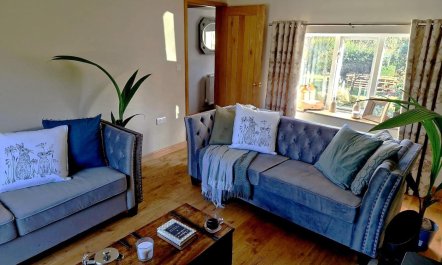 4 Bed in Little Hayfield 2