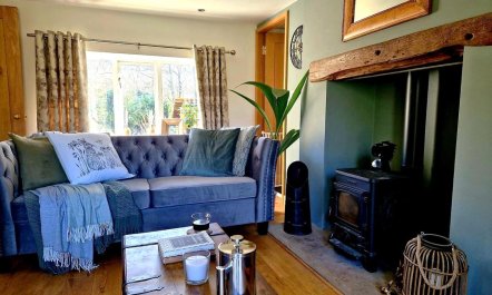 4 Bed in Little Hayfield 1