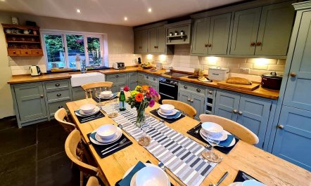 4 Bed in Little Hayfield 3