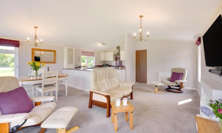 1 Bed in Three Holes 4
