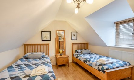 3 Bed in East Mills 7