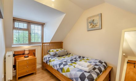 3 Bed in East Mills 8