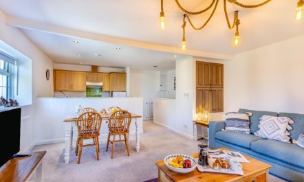 2 Bed in Whitstone 3