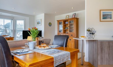 1 Bed in Freshwater 9