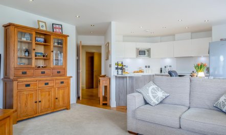 1 Bed in Freshwater 4
