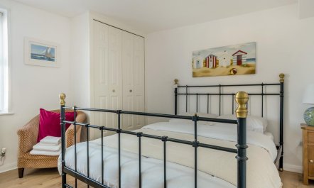 4 Bed in Cowes 9