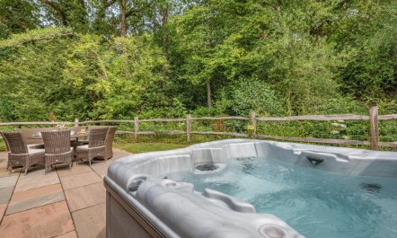 4 Bed in Ewhurst Green 2