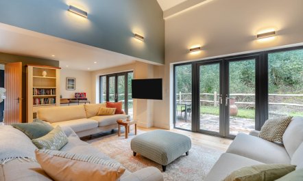 4 Bed in Ewhurst Green 1
