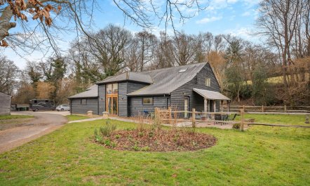 4 Bed in Ewhurst Green