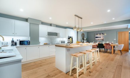 4 Bed in Ewhurst Green 3