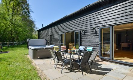 4 Bed in Ewhurst Green 2