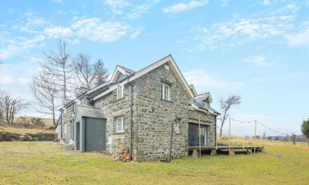 4 Bed in Llangower 1