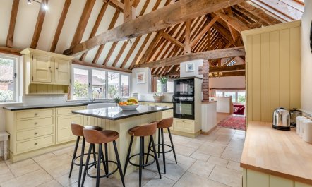 4 Bed in Burford 2