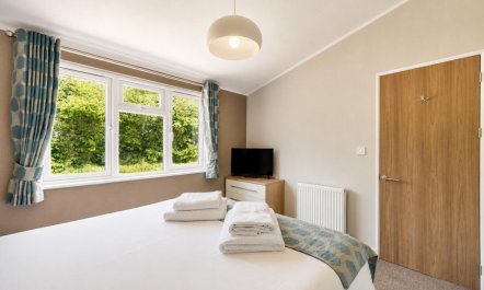 2 Bed in Three Holes 4