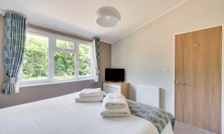 2 Bed in Three Holes 3
