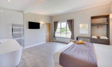1 Bed in Three Holes 3