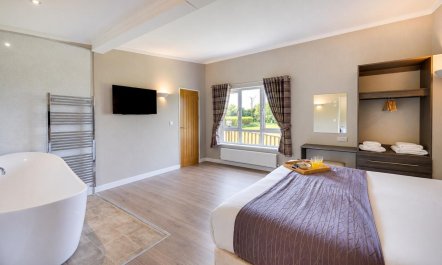 1 Bed in Three Holes 3