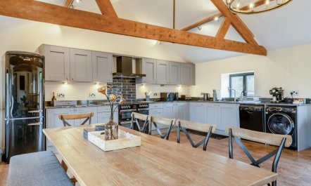 5 Bed in East Mills 4