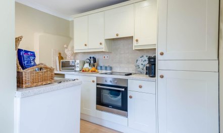 2 Bed in Hanworth 5