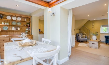 2 Bed in Hanworth 9